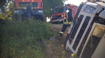 На Львівщині перекинулась вантажівка: водія витягували із затиснутої кабіни