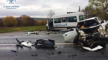 Під Львовом у ДТП зіткнулись бус та легковик, одного з водіїв діставали рятувальники