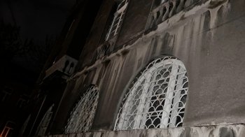 «Падають досить великі фрагменти»: у центрі Львова обвалюється фасад старого будинку