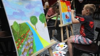 У Львові діти малювали картини, щоб зібрати кошти для ЗСУ