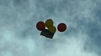 Над Червоною площею побачили синьо-жовтий стяг (фото)