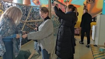 У Львові в «Пункті незламності» плестимуть маскувальні сітки: як долучитись