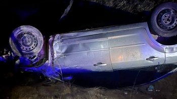 У селі поблизу Львова пʼяний водій Ford вʼїхав у відбійник та перекинувся на дах