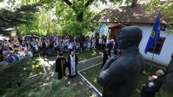 Львів передав до Зашкова бруківку для облаштування музею Коновальця