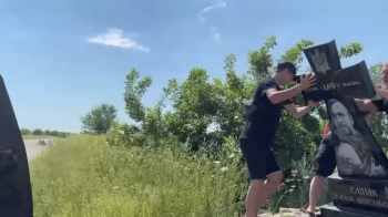 Окупанти зруйнували пам'ятник Василю Сліпаку