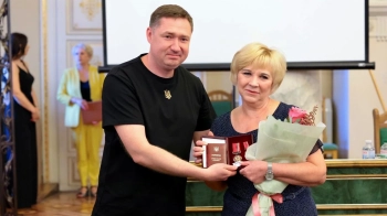 Зеленський нагородив орденом чергову по Львівському вокзалу