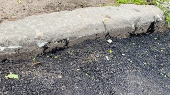 У Львові розвалився щойно постелений асфальт поблизу дитсадка (фото)