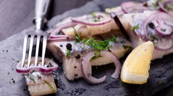 Як самостійно замаринувати оселедець?