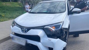 У Львові пʼяна водійка Toyota вʼїхала в огорожу на тротуарі
