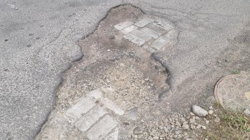 Люди самі засипають ями будівельним сміттям: львів’яни поскаржились на жахливу дорогу на Сихові (фото, відео)