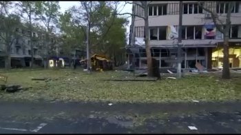 Вночі росіяни обстріляли Запоріжжя та Миколаїв: одна з ракет впала в центрі міста (відео)