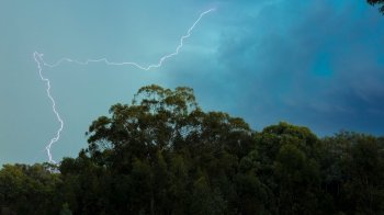 Синоптики попередили львів’ян про грозу та сильний вітер в суботу