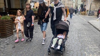 Гуляли не самі: у центрі Львова побачили Дорофєєву та Кацуріна