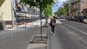 Львів’яни скаржаться, що риштування на Зеленій повністю загороджує тротуар