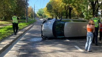 У Львові Skoda зіткнулася з маршруткою та перекинулася: травмувався 20-річний водій