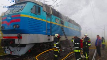 Гасили понад 20 людей — у Золочівському районі зайнявся локомотив (фото)