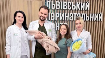 Завдяки львівським лікарям жінка з рідкісним синдромом народила здорову дитину