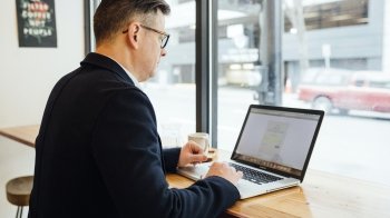 Українці почали отримувати гранти по програмі "єРобота"