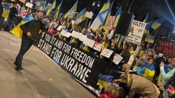 Після російських ракетних обстрілів України люди по всьому світу виходять на протести: фото