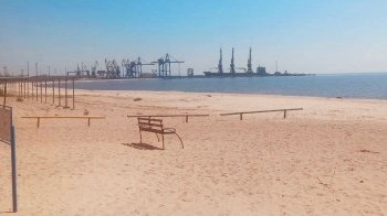 Пляжі-пустки: Андрющенко показав, як триває літній сезон у Маріуполі