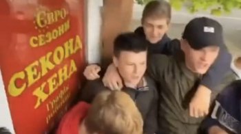 Замість бійки влаштували танці: львівські молодики «запалили» перед секонд-хендом (відео)