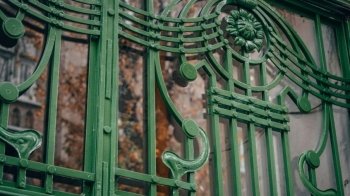 У Львові на вулиці Глибокій відновили металеву браму із соняшниками