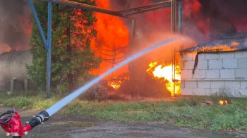 Двоє людей загинули під час пожежі на складі на Сихові