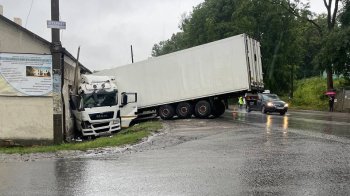У селі біля Золочева вантажівка в`їхала в будівлю бібліотеки та пошти