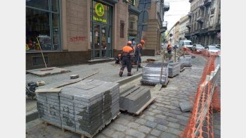 У центрі Львова до кінця тижня завершать ремонт хідника