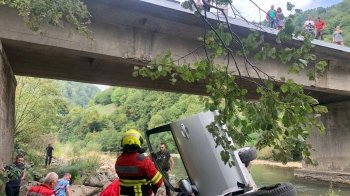На Закарпатті авто із сім'єю впало з моста в річку (фото)