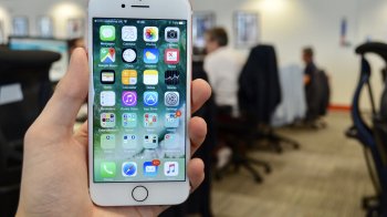Вбудована оптична ілюзія та надзвичайна чутливість: користувачі iPhone скаржаться на недоліки гаджета