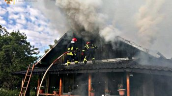 У Бориславі рятувальники погасили пожежу у дерев'яному будинку