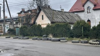 Львів’яни скаражаться, що одна з вулиць міста закидана автомобільними шинами