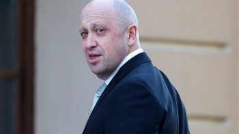 Пригожин дивиться в камеру через плече