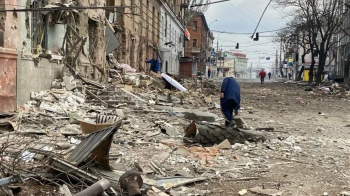 Маріупольці змушені розбирати завали будівель за тарілку каші та пляшку води