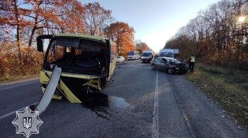 Біля Стрия ускладнений рух трасою через ДТП за участі автобуса