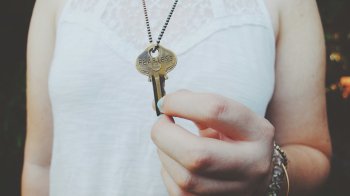 Дівчинка-сирота отримала квартиру на Львівщині