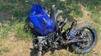 Від удару мотоцикл розірвало на частини: на Київщині сталася жахлива ДТП  (відео)