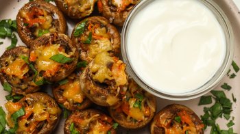 Фаршировані гриби з сиром і помідорами: швидкий рецепт соковитої закуски