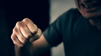 Кинув у голову тещі пластмасовим годинником: на Львівщині чоловіка покарали громадськими роботами