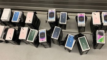 Айфонів на сім мільйонів гривень: на Львівщині прикордонники зупинили автобус з контрабандою