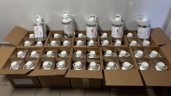 На Львівщині митники зупинили чоловіка за контрабанду рідин для парфумів