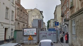 У центрі Львова просять перенести паркан будівельного майданчика, що заважає проходу