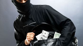 У Львівському районі поліцейські затримали чоловіка, який обікрав переселенку з Харкова