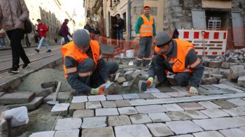 У Львові на площі Ринок частково перекладають бруківку, аби підвищити доступність міста