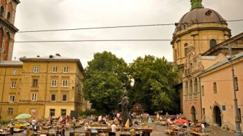 У центрі Львова впорядкують вінтажний ринок біля памʼятника Федоровичу