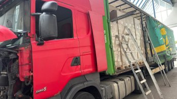 На кордоні з Польщею львівські митники затримали вантажівку з контрабандою сигарет