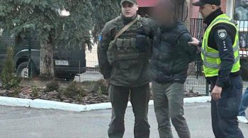 Напився та агресував: у Тернополі затримали чоловіка, який розбив декоративну писанку в центрі міста