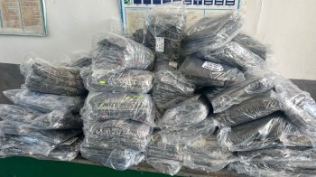 На Львівщині через кордон незаконно намагались вивезти пів тонни одягу