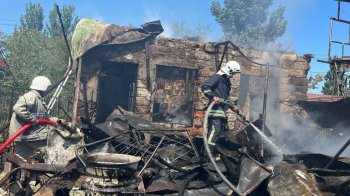 Рятувальники ліквідовують наслідки ракетного удару по Одещині (фото)
